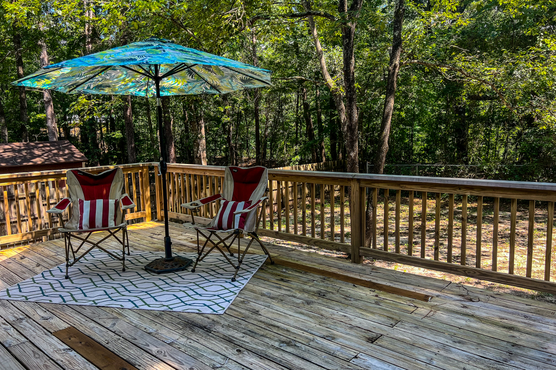 Huge Deck Woods Views