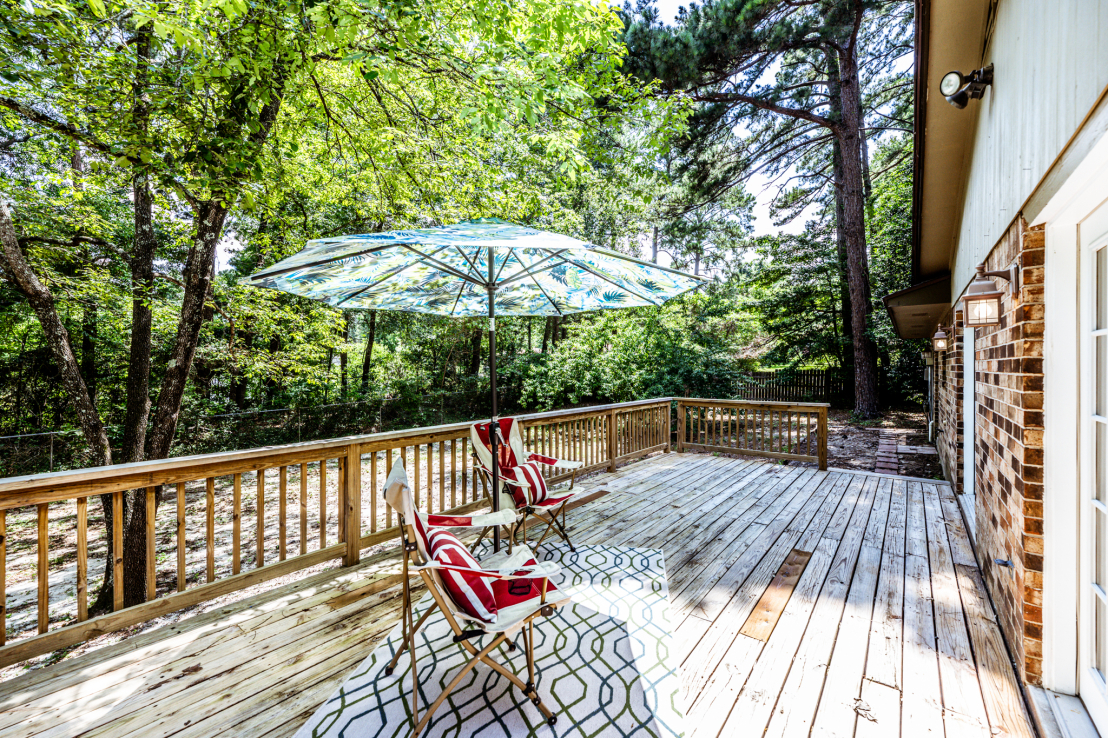 Huge Deck, Shady apx. 1/3 acre Lot