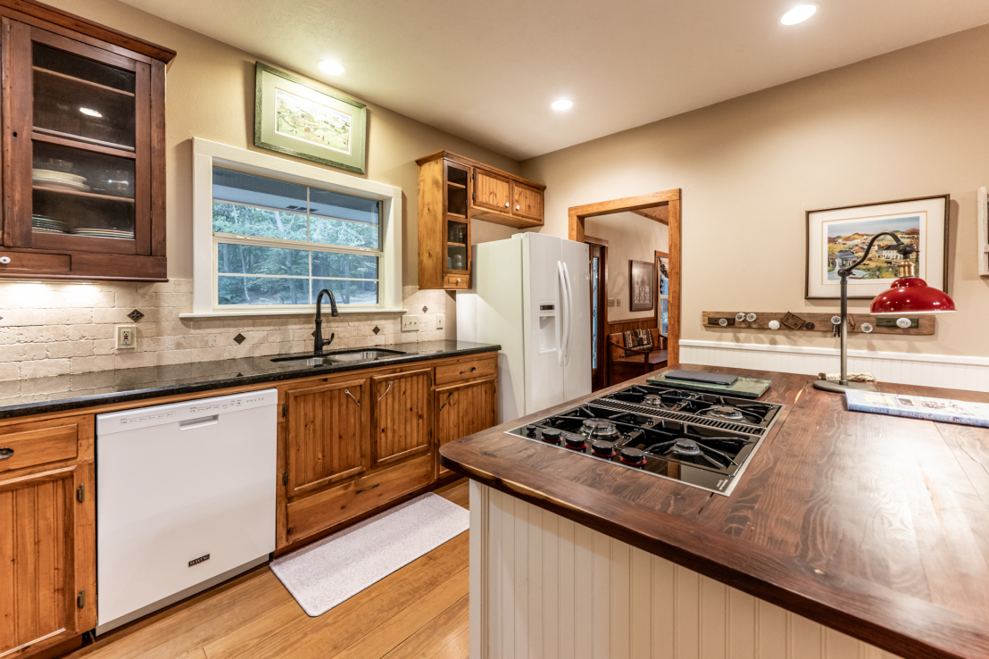 Kitchen Bar/Built-in Island Gas cooktop.