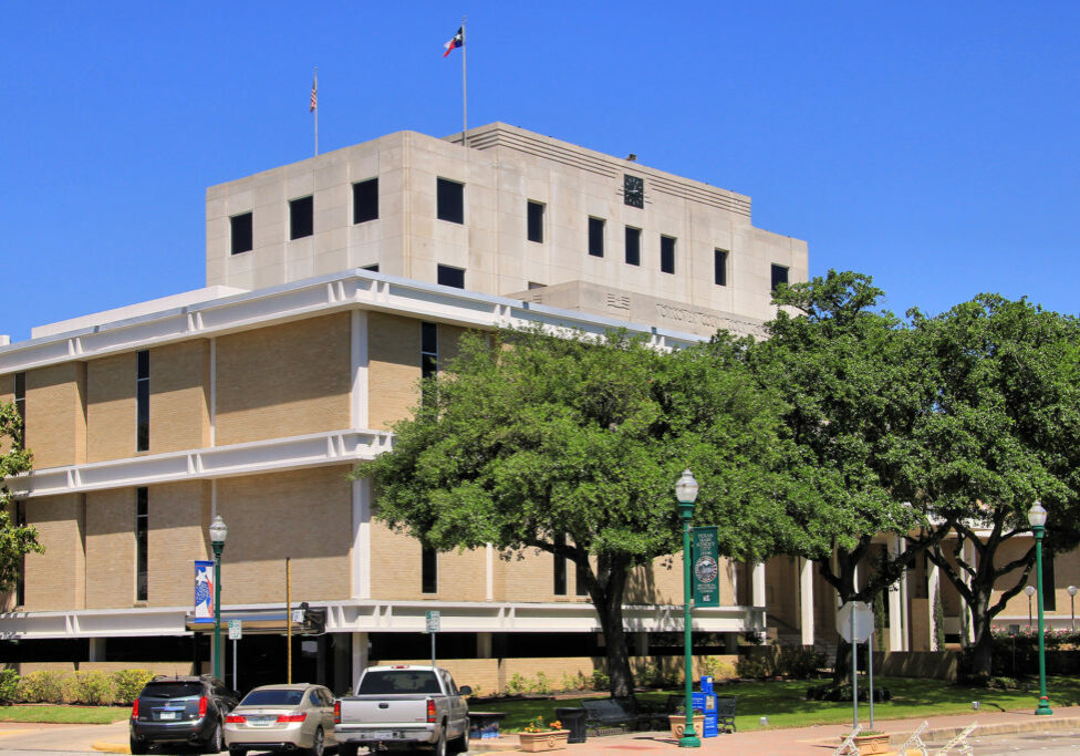 Photo by (c) <a href="https://commons.wikimedia.org/wiki/File:Montgomery_county_tx_courthouse_2014.jpg" title="via Wikimedia Commons">Larry D. Moore</a> / <a href="https://creativecommons.org/licenses/by-sa/3.0">CC BY-SA</a>