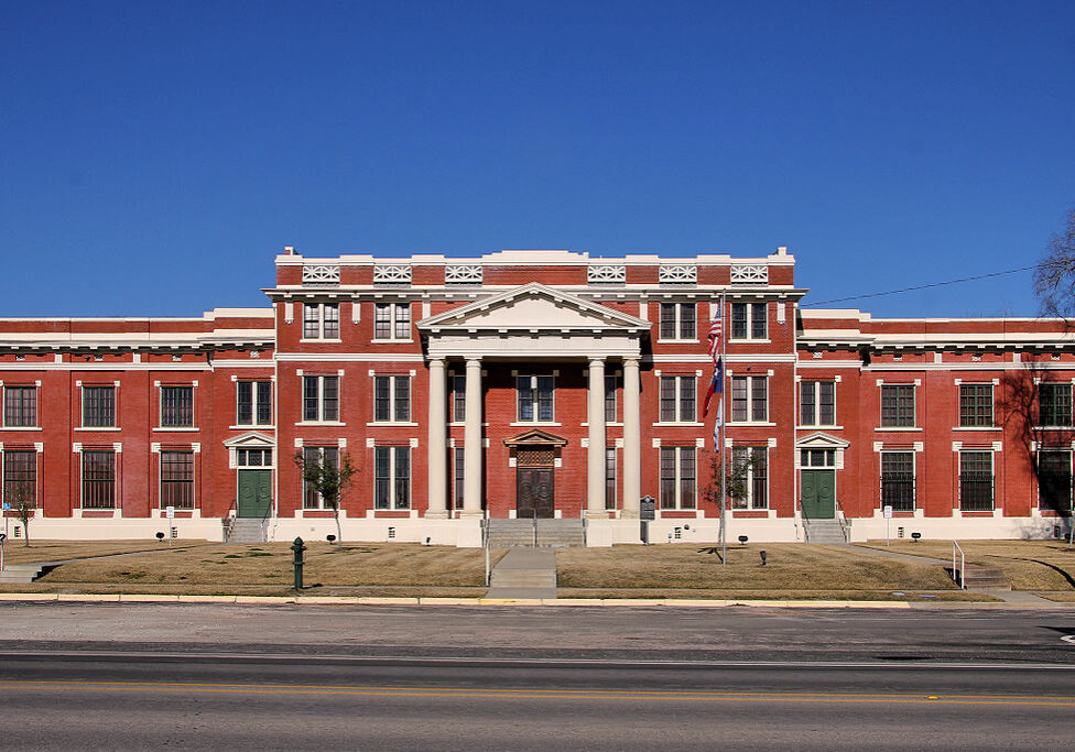 Photo by (c) <a href="https://commons.wikimedia.org/wiki/File:Trinity_county_tx_courthouse_2015.jpg" title="via Wikimedia Commons">Larry D. Moore</a> / <a href="https://creativecommons.org/licenses/by-sa/4.0">CC BY-SA</a>
